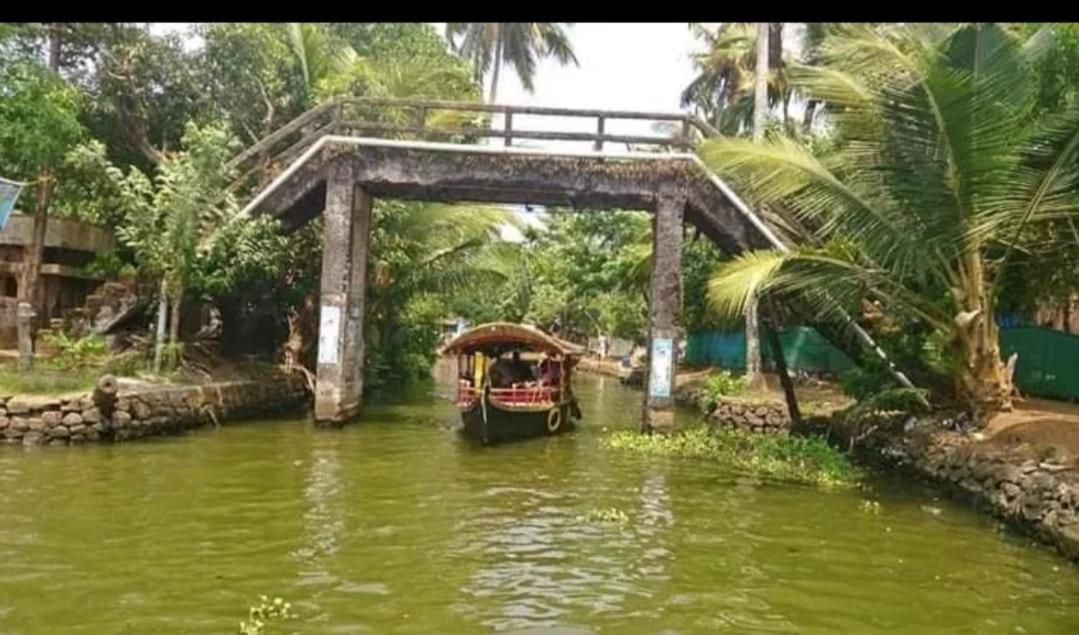 Hotel The Blues à Alappuzha Extérieur photo